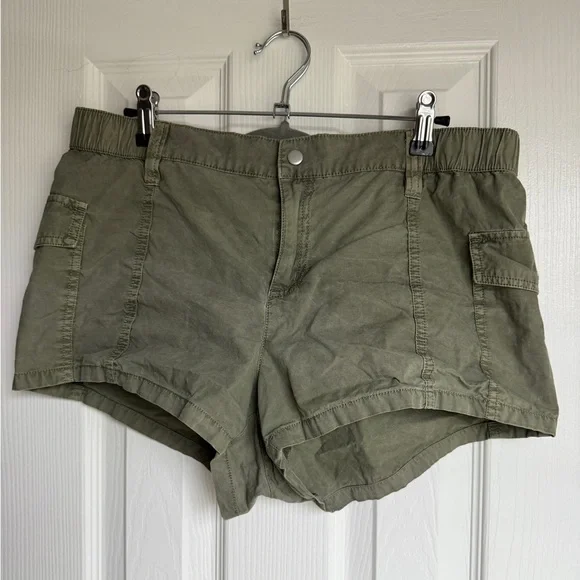URBAN OUTFITTERS Zipped Y2K Cargo Shorts Green Buttoned Mid Rise Utility Size 8 - Picture 2 of 7
